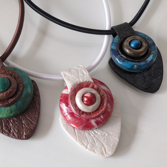 Pendant necklace in Boho style leather imitation handmade with gemstones - Picture 5 of 5
